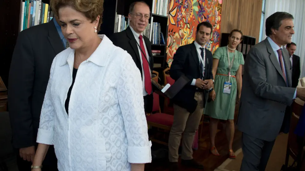 El Senado de Brasil suspende a Dilma Rousseff tras ganar la votación para apartarla de su cargo.