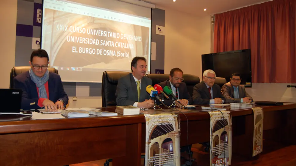La presentación de los cursos ha contado con el alcalde de El Burgo, Jesús Alonso (2i), el presidente de la Diputación, Luis Rey (centro) y el director de los Cursos, Carmelo Gómez (i), entre otros.