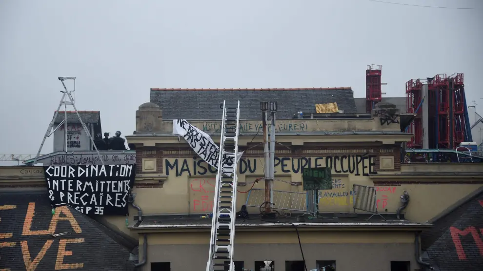 La Policía francesa desaloja un edificio ocupado durante las protestas por la reforma laboral.