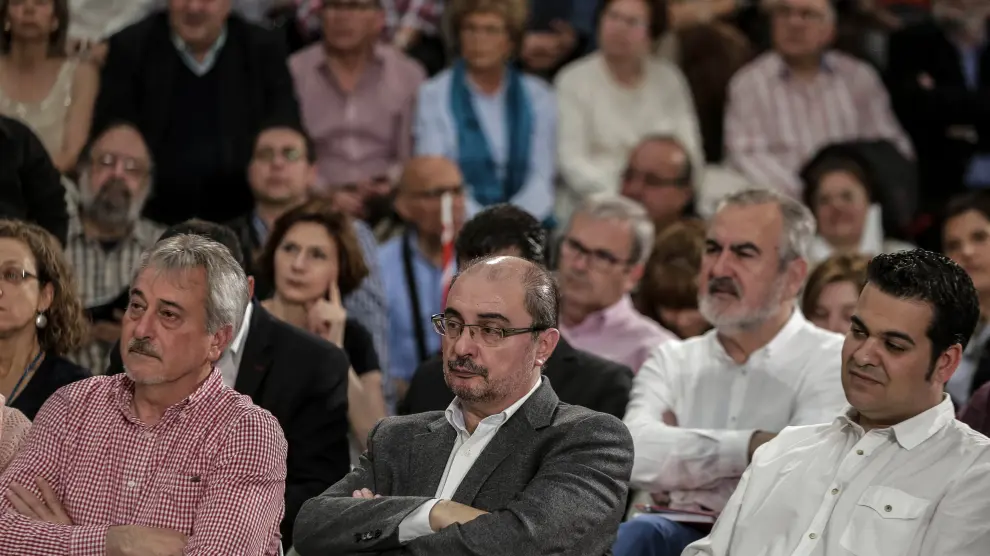 El presidente de Aragón, Javier Lambán (c), durante la presentación de Pedro Sánchez como candidato del partido a la Presidencia del Gobierno