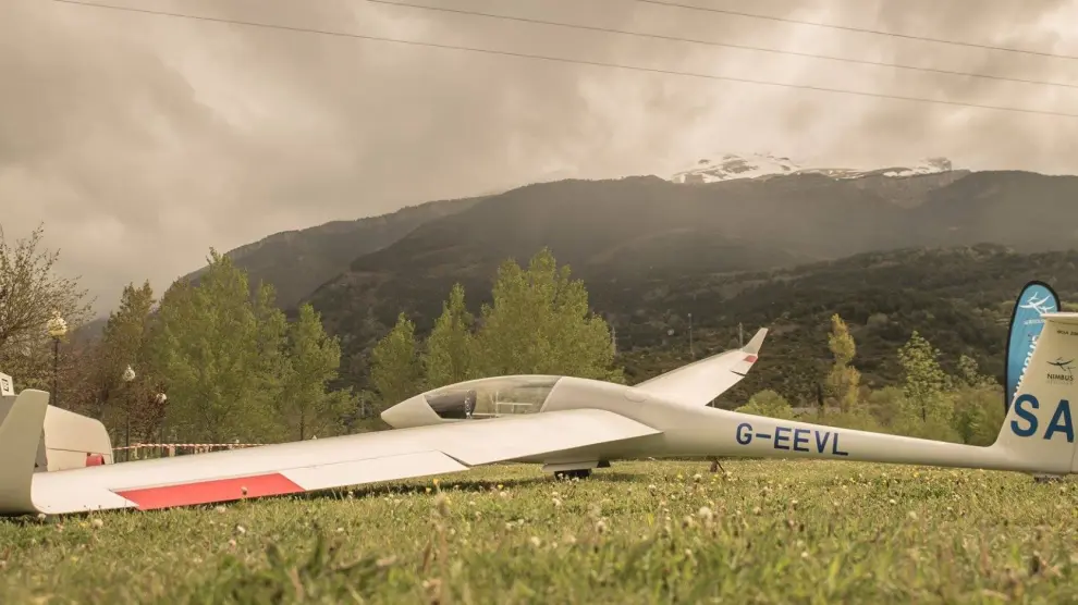 Avión de vuelo sin motor en la Fiesta del Outdoor del Pirineo en Villanúa