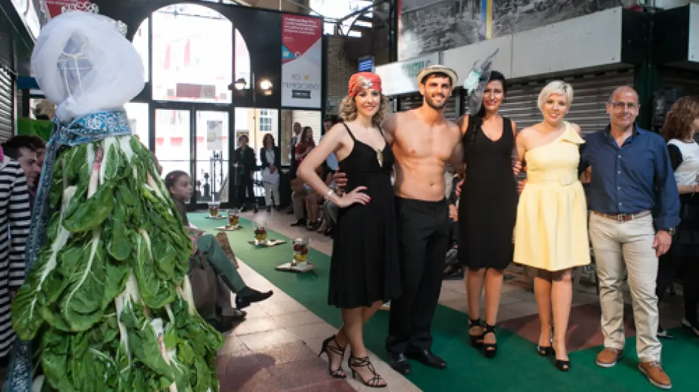 De derecha a izquierda, José Carlos Gran y Carolina Diloy junto a tres de los modelos que participaron en el desfile.