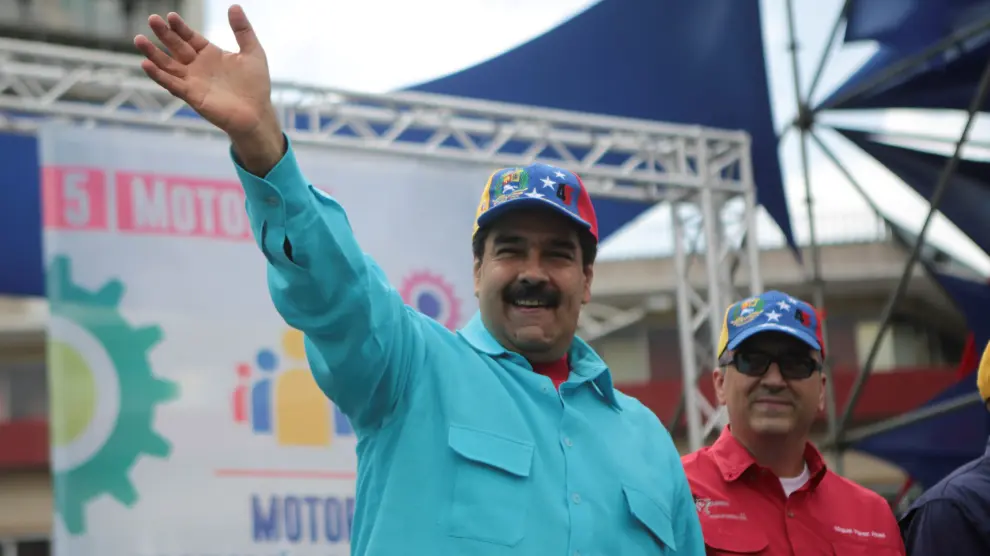 Maduro saluda a sus seguidores este sábado.