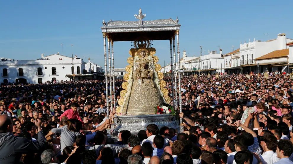 La Virgen del Rocío recorrerá las calles de la aldea hasta aproximadamente el mediodía.