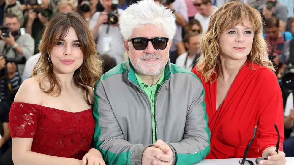 Adriana Ugarte, Enma Suárez y Pedro Almodóvar presentan 'Julieta' en el Festival de Cannes.