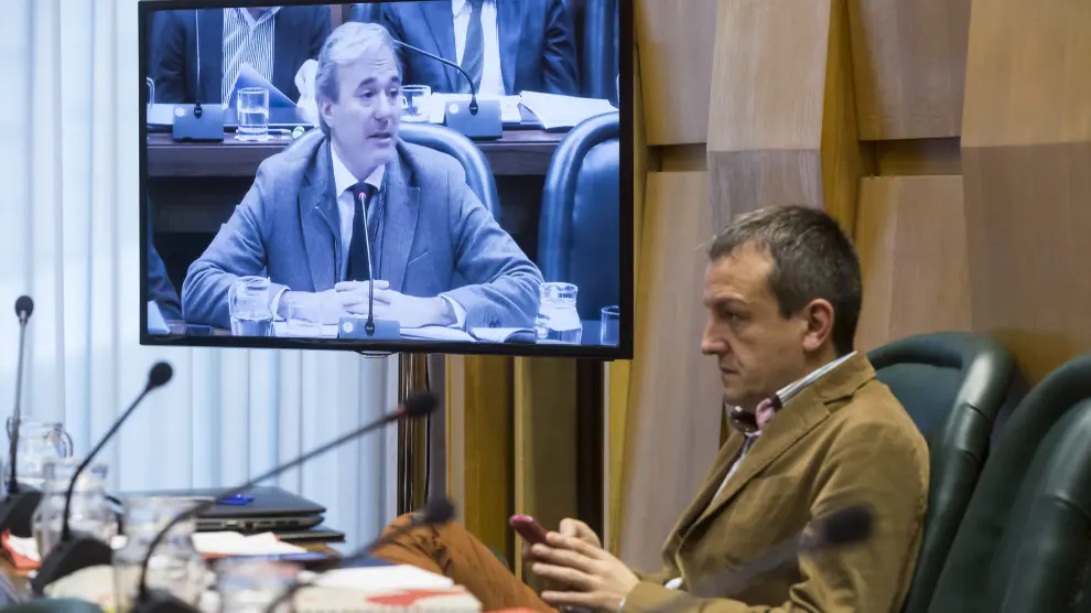 El concejal de Economía, Fernando Rivarés, escucha en una comisión al portavoz del PP, Jorge Azcón.