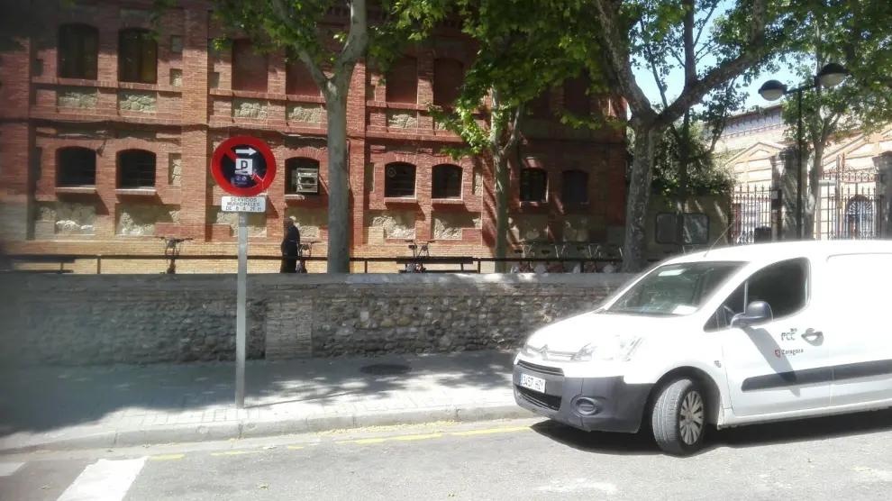 Piden que se habilite plazas de aparcamiento en el Centro Cívico Salvador Allende de Las Fuentes.