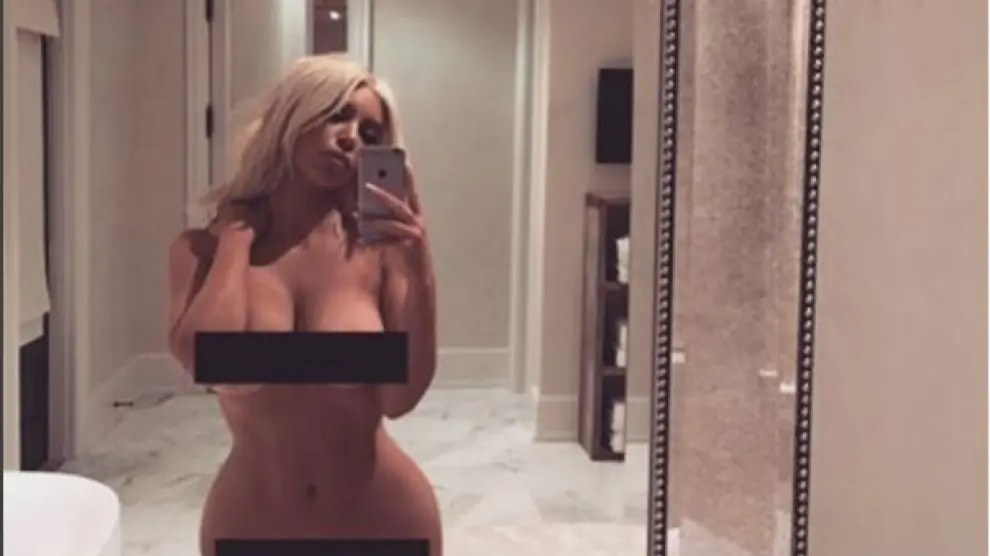 Kim Kardashian desnuda ante el espejo.