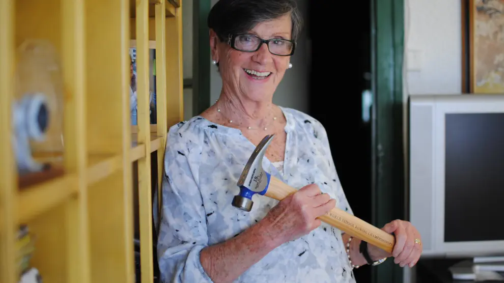 Pilar Elvira, de 81 años y campeona del mundo de remo indoor, posa con el martillo que reciben los ganadores