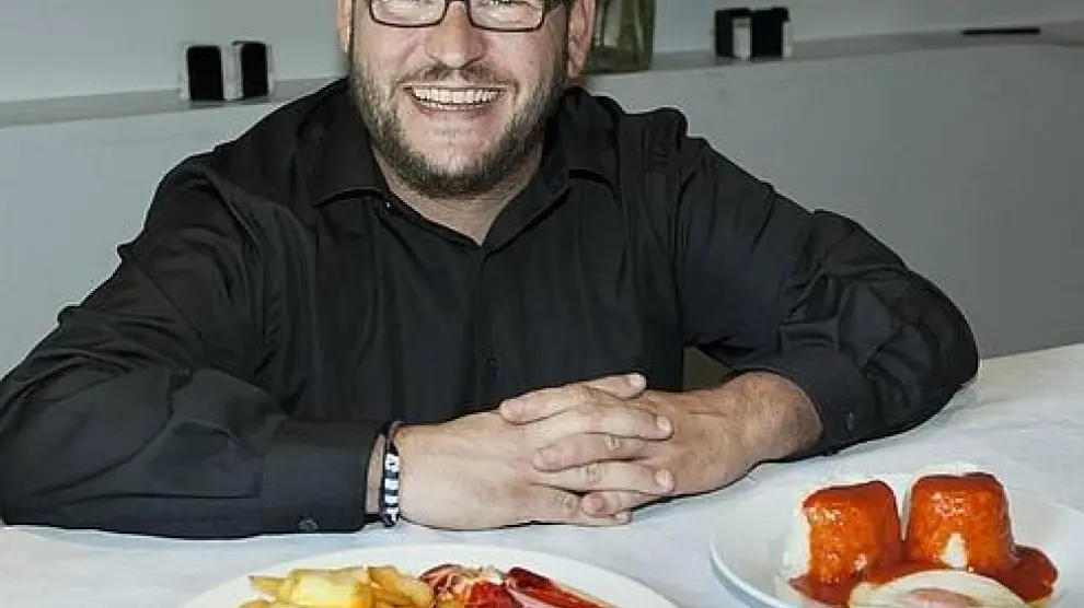 Javier Yzuel, natural de Sariñena, con su invento:  el huevo frito congelado.