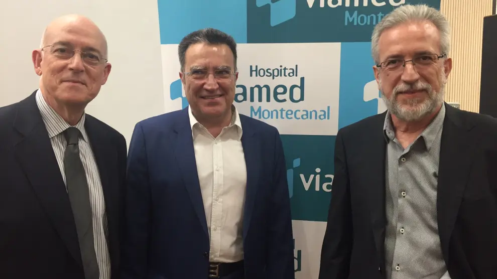 Dr. Marcelino Vila, Director Médico del Hospital, junto a los ponentes Dres. Fernando Martínez Ubieto y Julio Ducóns.