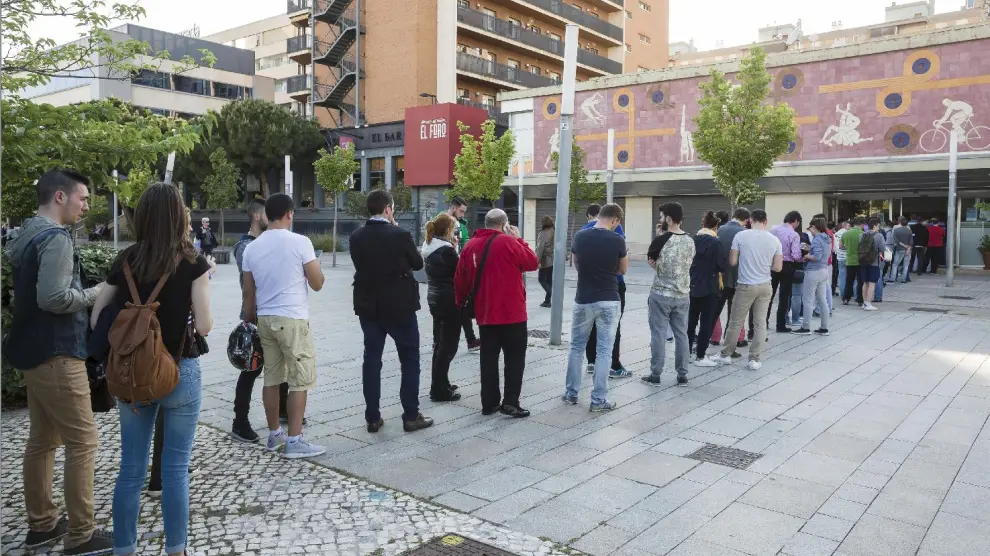 Las largas filas han sido una constante en las oficinas del Real Zaragoza en La Romareda desde el pasado martes, cuando se pusieron a la venta las entradas a precios especiales.