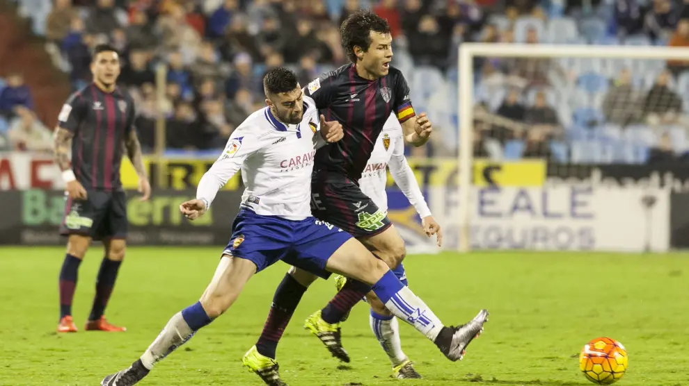 Imagen del partido Real Zaragoza-SD Huesca de la primera vuelta en La Romareda, duelo que se jugará en El Alcoraz en la próxima jornada, la 40ª, el jueves día 26.