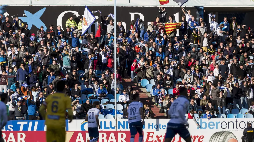 La afición del Real Zaragoza anima al equipo, durante el partido ante el Alcorcón.