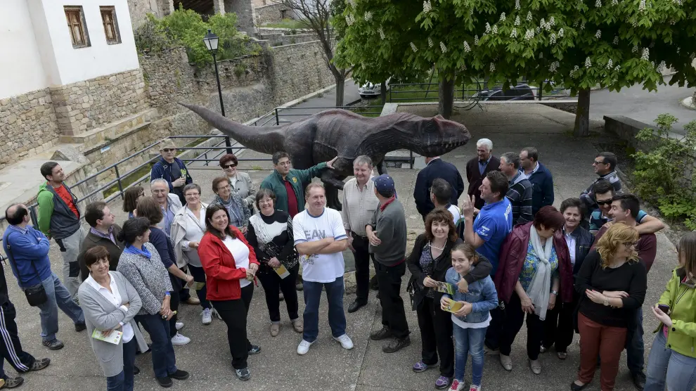 El público mira un panel, de espaldas a la réplica de un dinosaurio carnívoro de 7 metros de longitud. J. E.