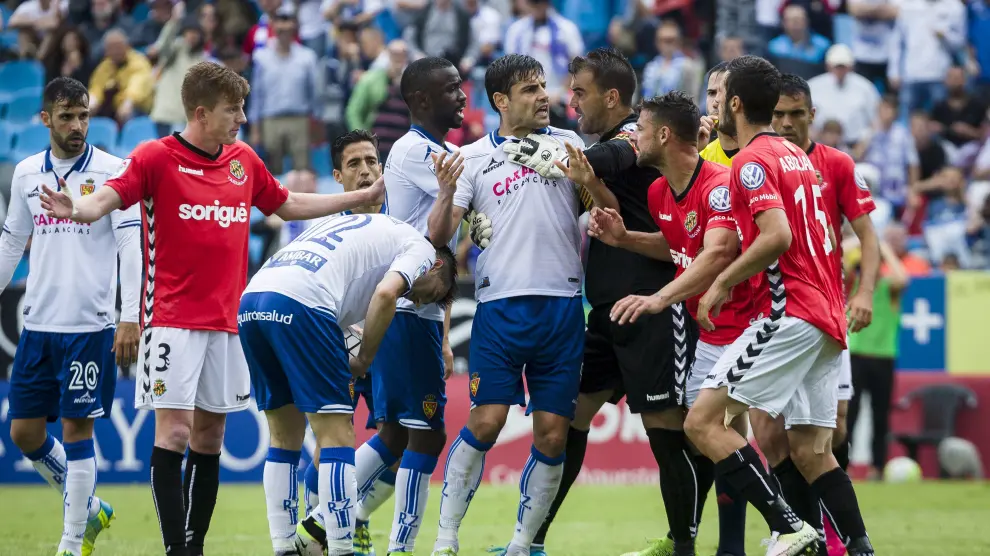 El incidente que provocó Manolo Reina antes del tiro del penalti que falló Manu Lanzarote.