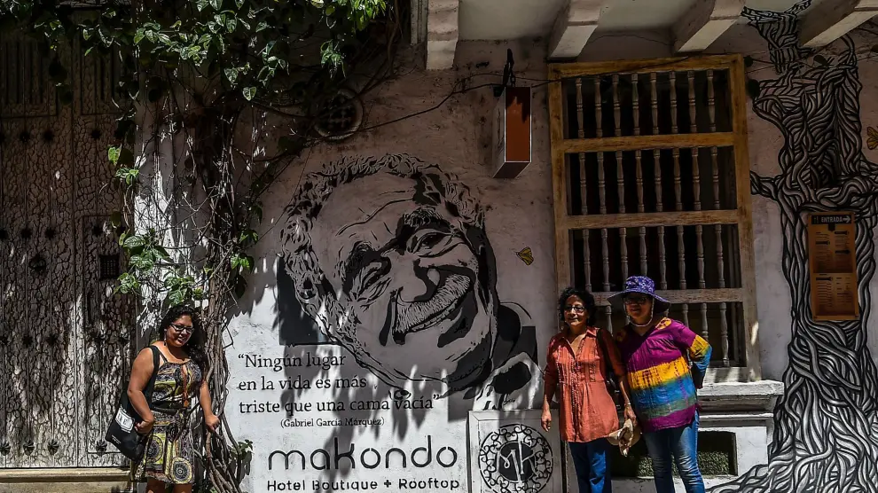 Unos turistas posan con un mural dedicado a García Márquez, en Cartagena de Indias
