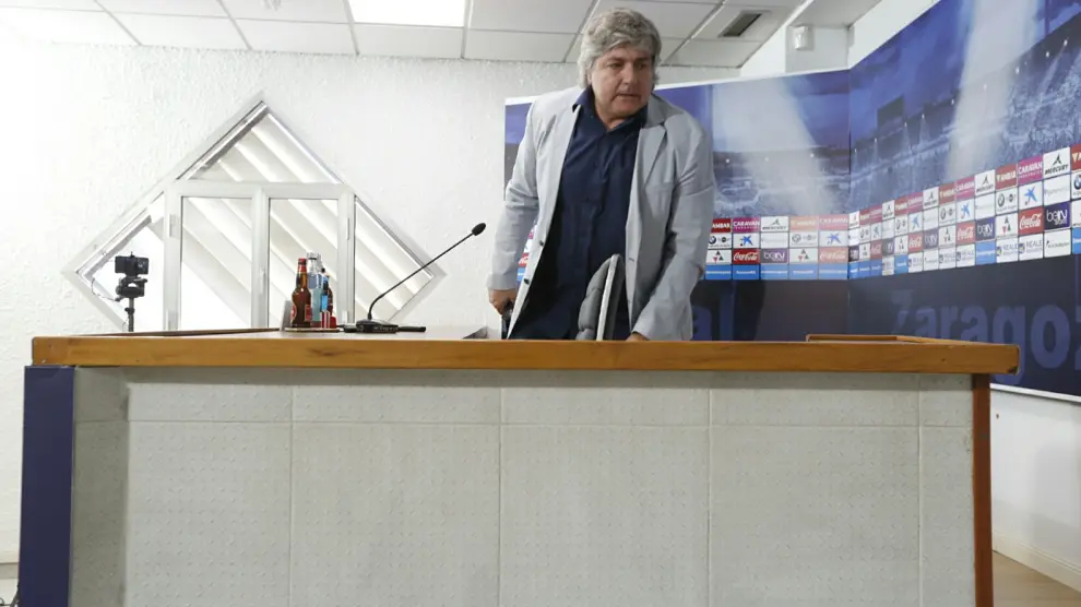 El director deportivo del Real Zaragoza, Narciso Juliá, en una rueda de prensa