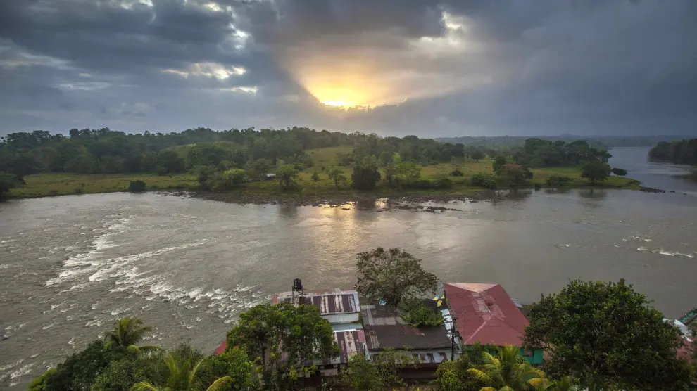 El sol asoma entre las nubes en un paisaje de Nicaragua.