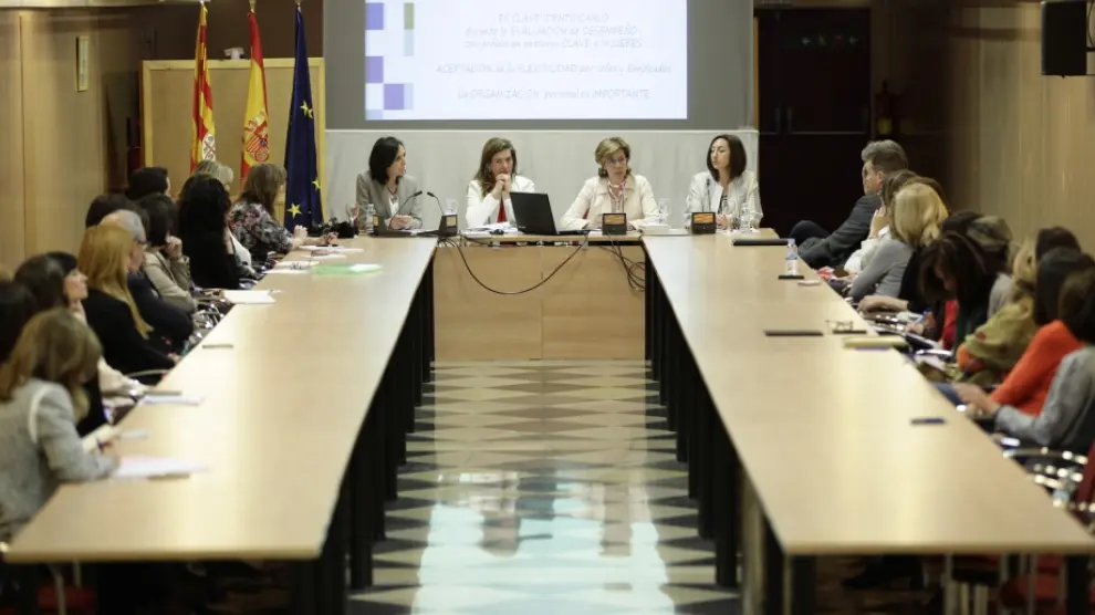 Imagen del foro en el que la Asociación de Directivas y el Gobierno de Aragón sumaron fuerzas.