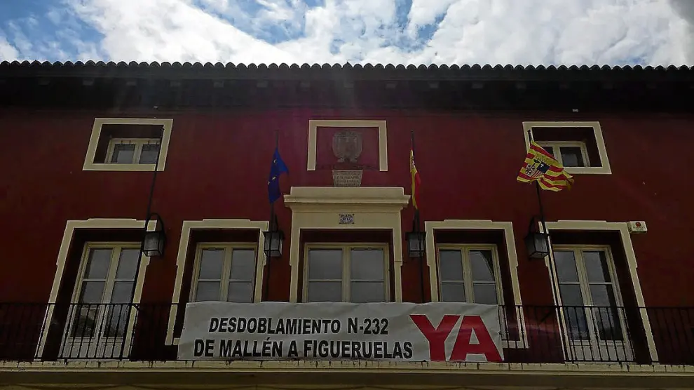 La pancarta reivindicativa vuelve al balcón del Ayuntamiento