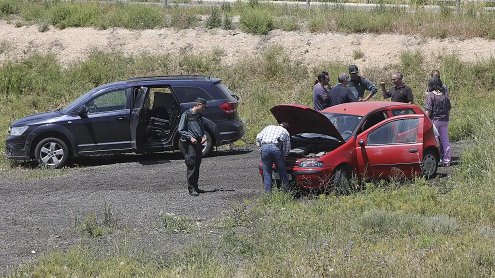 El coche utilizado en el atraco, un Fiat Punto rojo, que fue robado antes  en Zaragoza tras secuestrar y abandonar maniatada a la conductora, fue localizado ayer junto a la rotonda de la  A-2214 que enlaza con la N-II (Zaragoza-Barcelona).