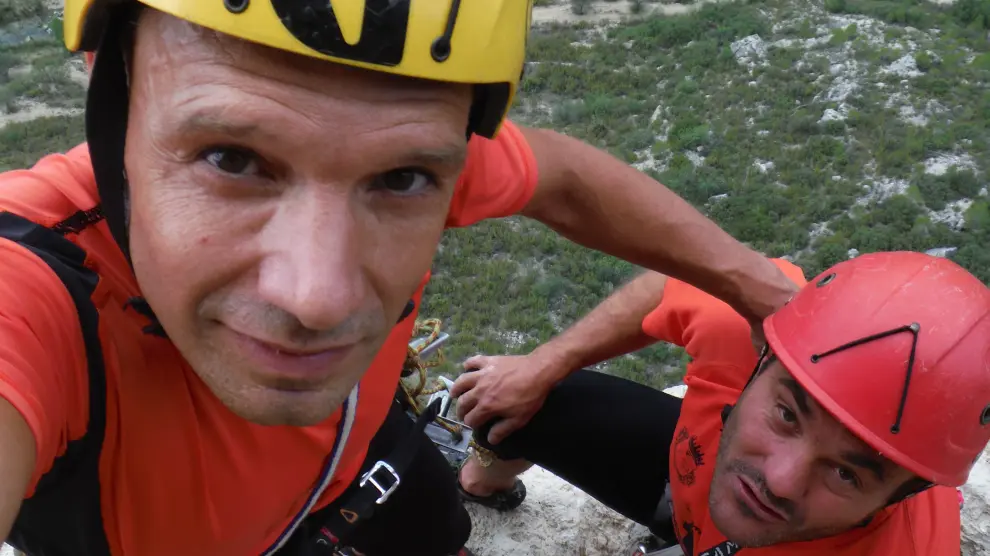 Javier Magallón y Luis Torrijo sobre la cima de La Crebada en la aldea turolense de La Algecira.