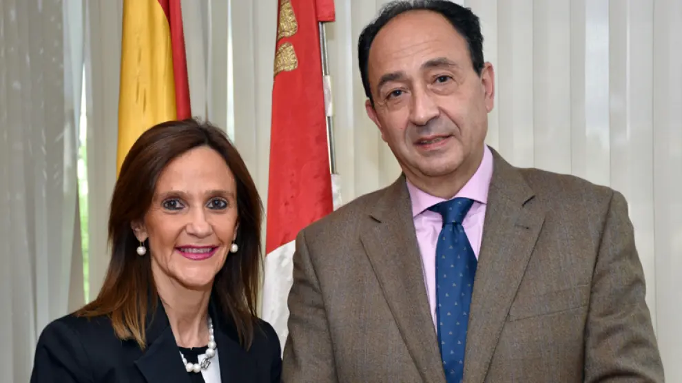 Olga Virginia Bartolomé junto al delegado de la Junta en Soria, Manuel López Represa.