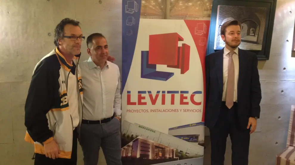 De izquierda a derecha el técnico Quim Costa junto a Pablo Lera, gerente de Levitec (empresa patrocinadora del partido), y Antonio Orús, presidente del Peñas.