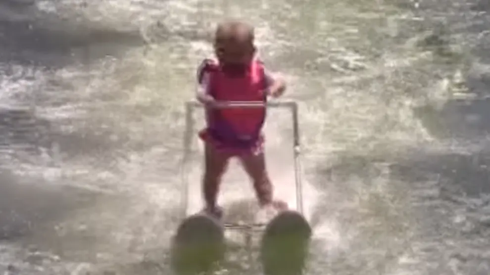 Un bebé de 6 meses bate en Estados Unidos el récord de esquí acuático.