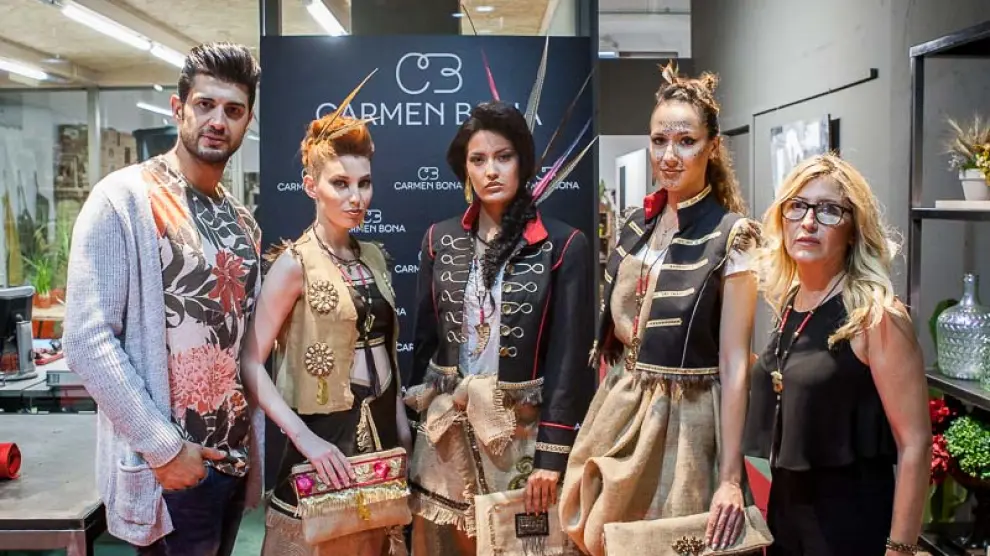 Gulillermo García Becerril y Carmen Bona, junto a tres modelos que desfilaron con los bolsos de la nueva colección.