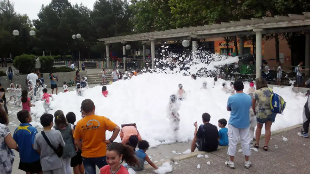 Baño de espuma en las fiestas de Parque Goya de 2015.