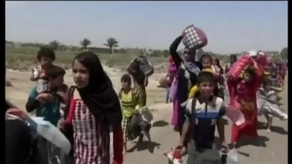 Familias huyen de Faluya durante los combates entre las fuerzas iraquíes y el Estado Islámico.