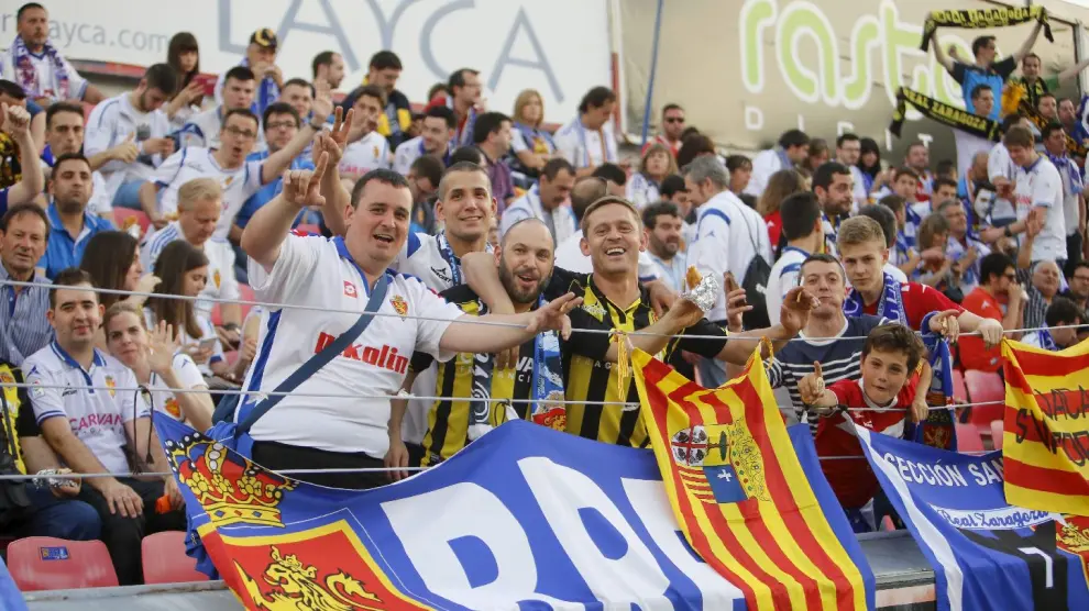 Aficionados zaragocistas el pasado jueves en las gradas de El Alcoraz, durante el partido Huesca-Real Zaragoza.