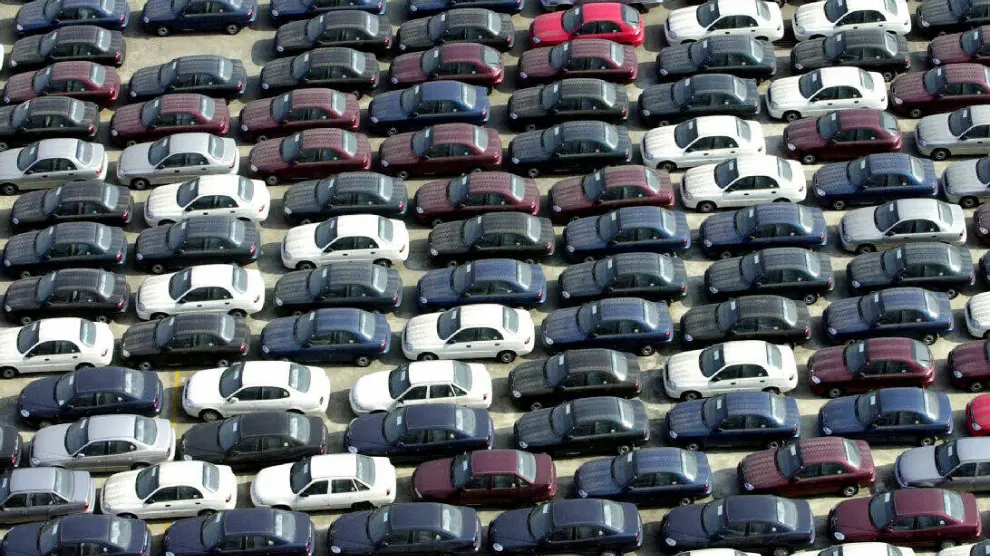 Coches aparcados en la explanada de una factoría de Daewoo.