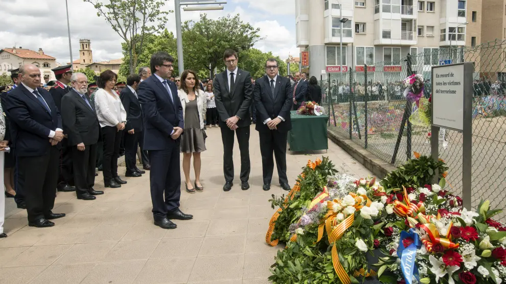 Puigdemont y Fernández Díaz en el homenaje a las víctimas de la casa cuartel de Vic