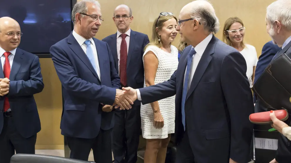 El consejero de Hacienda, Fernando Gimeno, y el ministro Cristóbal Montoro, en julio de 2015.