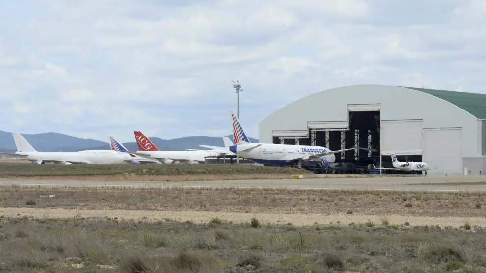 La campa de estacionamiento de aviones de Teruel, con el hangar en primer plano.