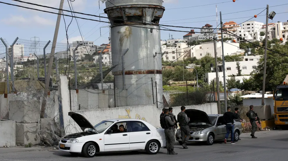 Policías de la guardia fronteriza realizan un control en la ciudad cisjordana de Halhul al norte de Hebrón