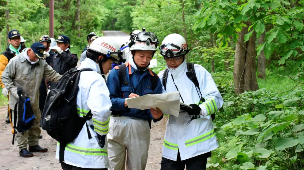 Labores de búsqueda del niño abandonado por sus padres en un bosque de Japón.