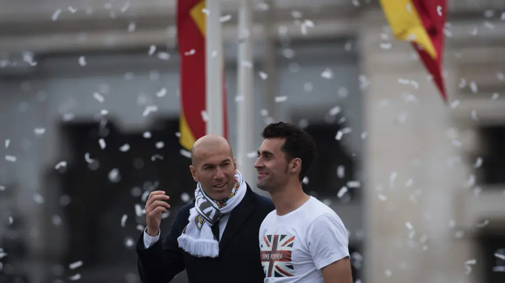 Zinedine Zidane y Álvaro Arbeloa, en la Cibeles para celebrar la undécima.