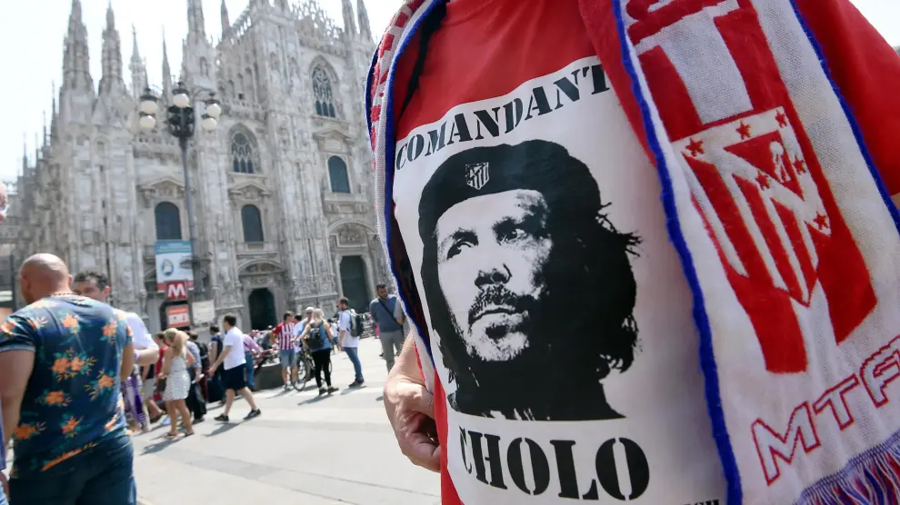 Un aficionado del Atlético en Milán con una camiseta con la cara de Simeone simulando al Che Guevara.