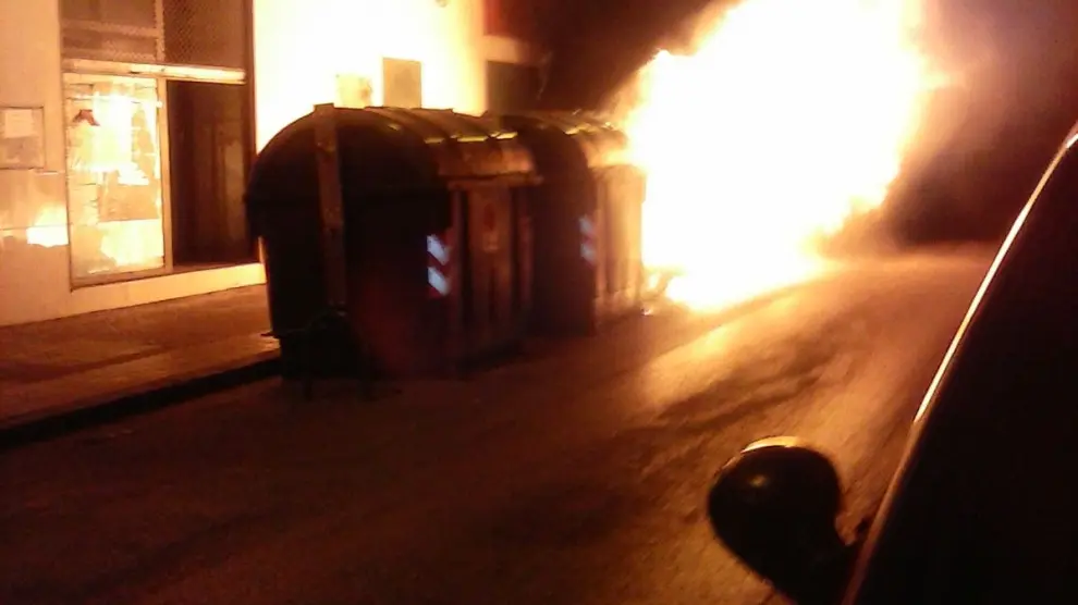 Un contenedor arde en la calle Hermanos Pinzón de las Delicias.