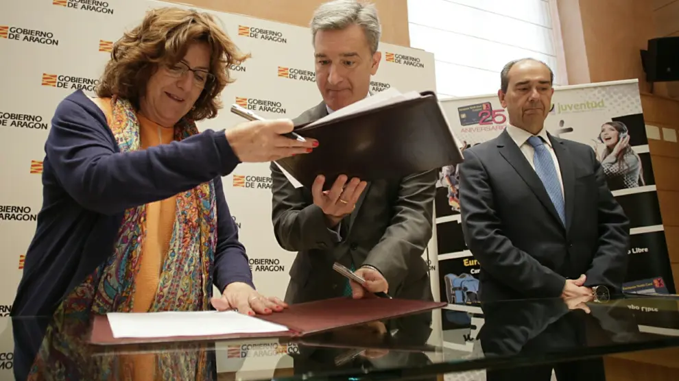 La consejera Broto y el consejero delegado de Ibercaja Banco, Víctor Iglesias, firman un convenio para promocionar el carné joven.