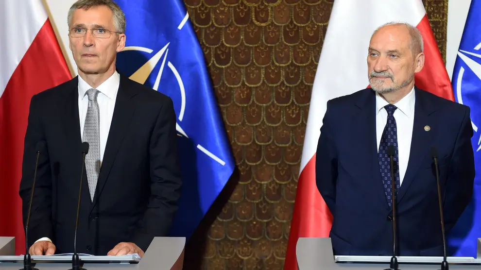 El secretario general de la OTAN (izq.), Jens Stoltenberg, y el ministro de Defensa polaco, Antoni Macierewicz (dcha.).