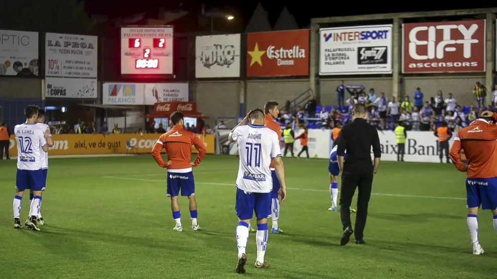 Los jugadores del Zaragoza, al término del partido, se dirigen a la afición.