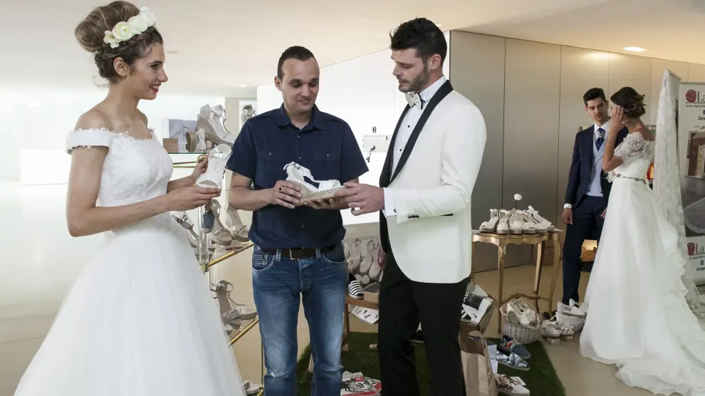 Alejandro Lastra Alfaro, de Casa Alfaro, mostrando a una pareja las cuñas para novia que cada vez están más de moda.