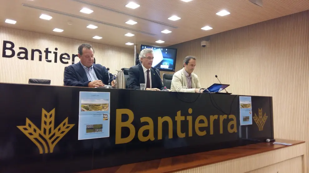 El consejero Olona en la inauguración del debate Presente y futuro de la Ribera del Ebro.