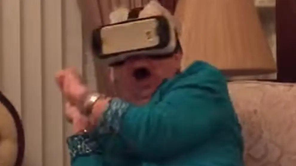 Una anciana asustada por la realidad virtual.