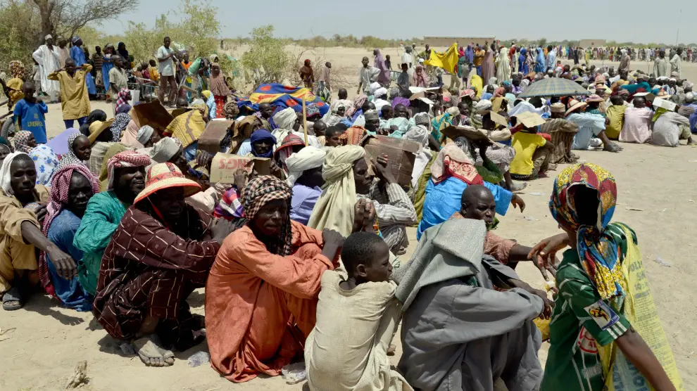 Desplazados nigerianos esperando para recoger algo de comida en mayo en un campamento en Bosso.